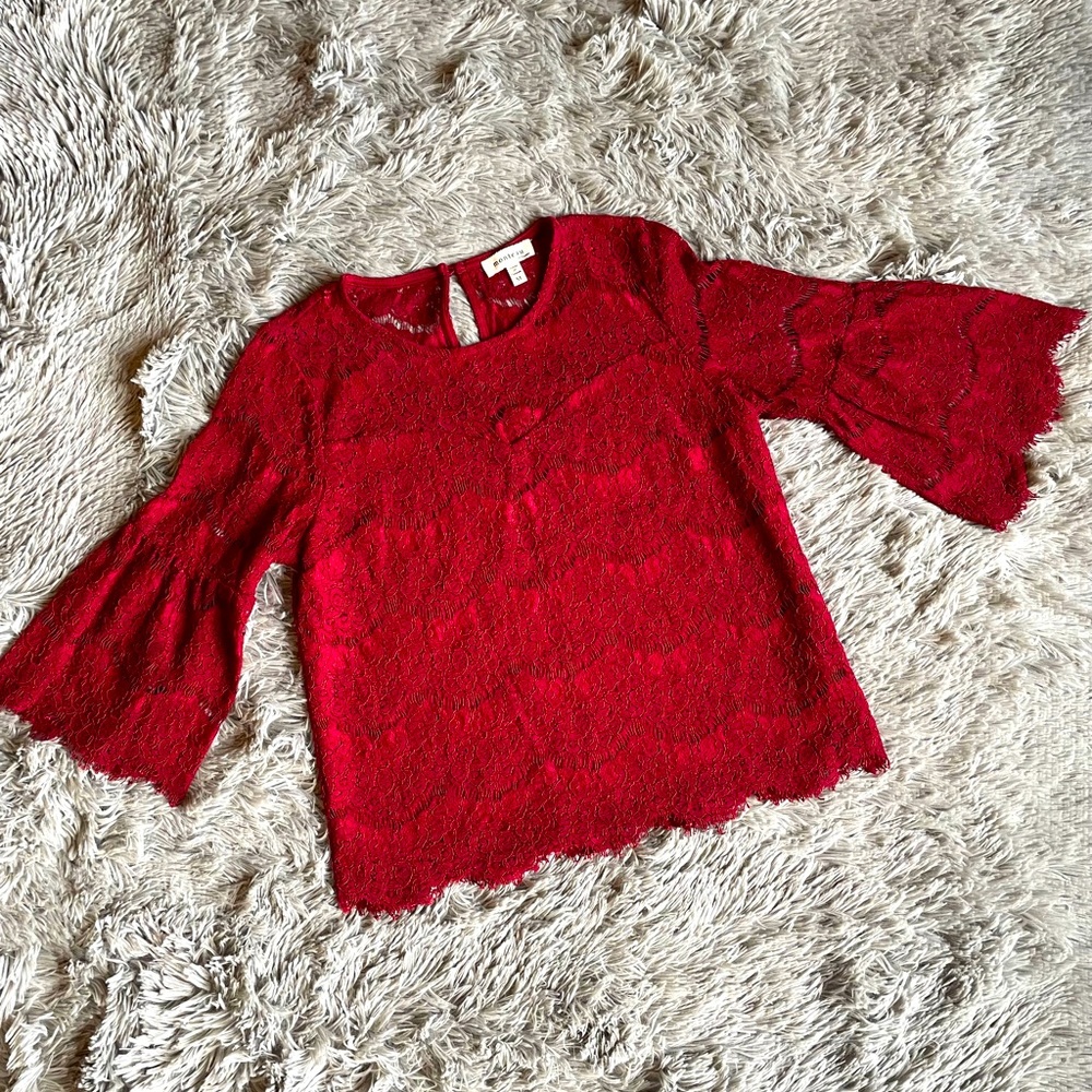 woman medium Monteau maroon lace top with 3/4 bell sleeves